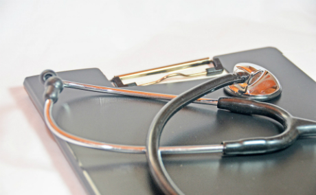 雇用形態別。助産師の給料の相場